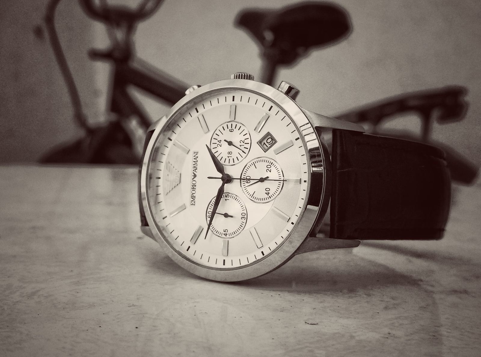 Relógio de pulso clássico com pulseira de couro e mostrador prateado, remetendo ao design original criado para a aviação no início do século vinte